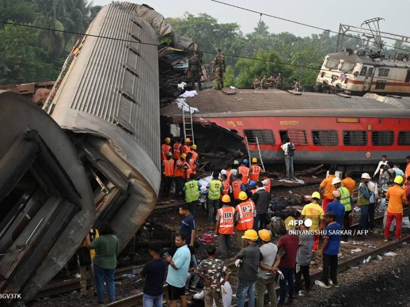Otro vagón quedó completamente volteado, con la sección de pasajeros aplastada.