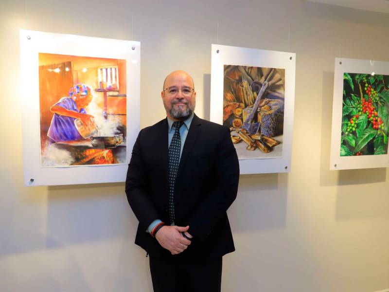 <b><span class=mln_uppercase_mln>Evento.</span></b> Zippio Zúniga durante su exposición “Honduras al interior”.