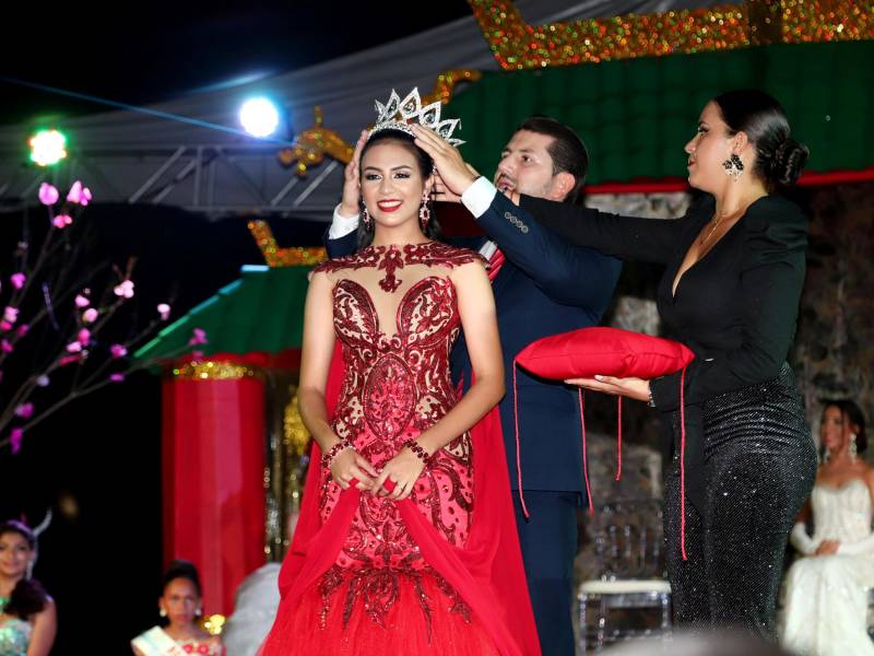 La Reina del Carnaval de La Ceiba Kiara Zablah (17) durante la coronación.