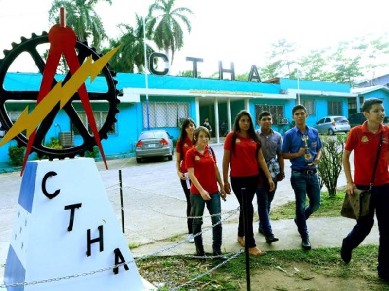 Los jóvenes son felicitados por profesores y compañeros tras obtener el triunfo. Fotos: Amílcar Izaguirre