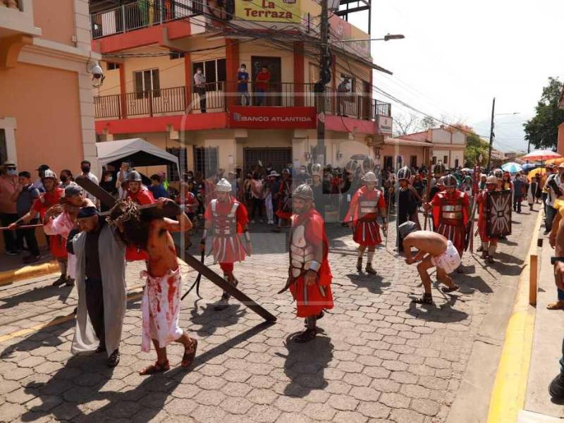 Feligreses y habitantes del municipio de Trinidad, Santa Bárbara, realizaron este viernes el tradicional Santo Viacrucis, posiblemente uno de los más concurridos y coloridos del país. Fotografía: La Prensa / Melvin Cubas.