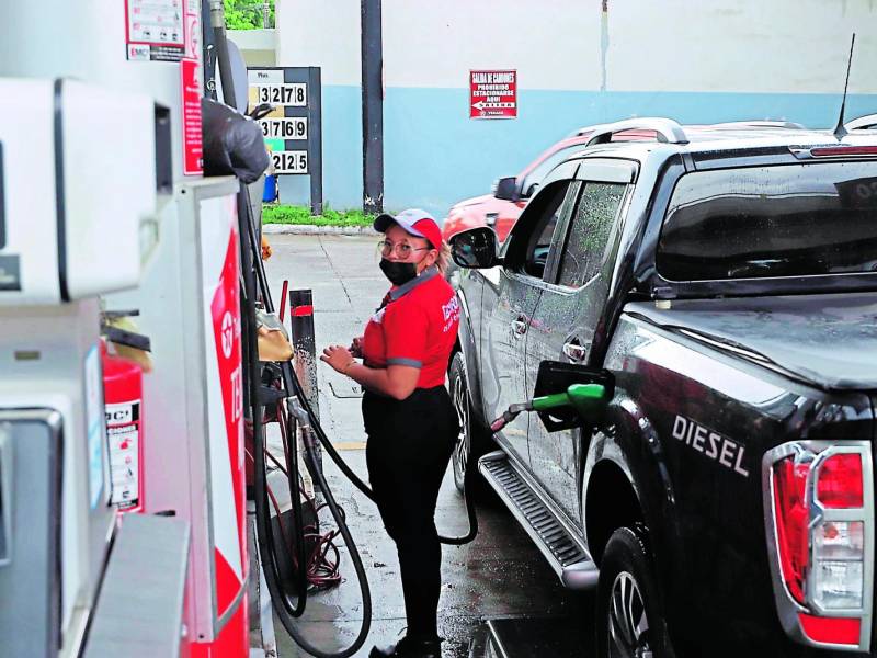 Una bombera vende combustible en una estación de la zona norte del país.