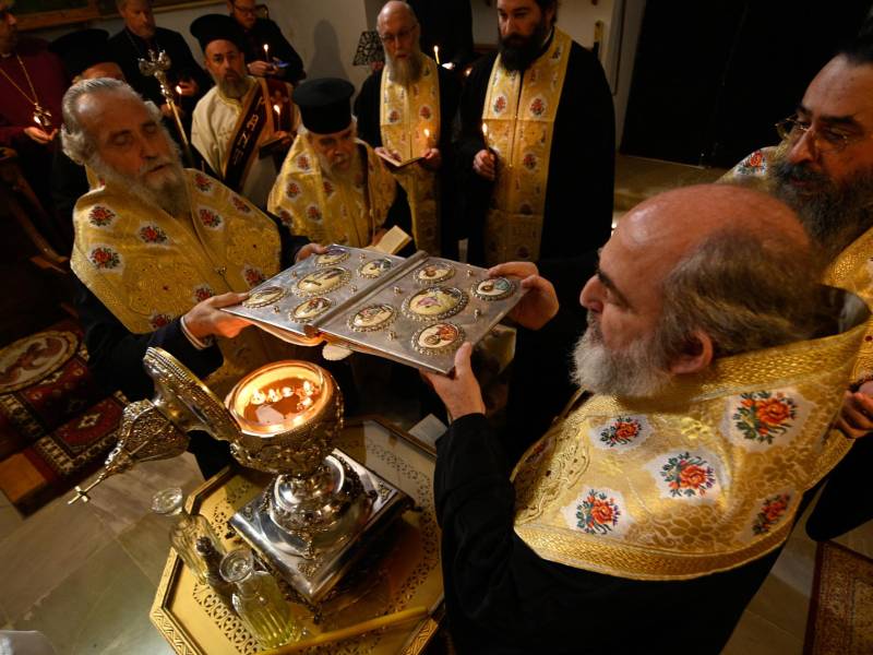 El patriarca greco-ortodoxo Teófilo III y el arzobispo anglicano de Jerusalén Hosam Naoum consagraron el aceite para ungir a Carlos III en la Iglesia del Santo Sepulcro, donde los cristianos creen que fue enterrado Jesús.