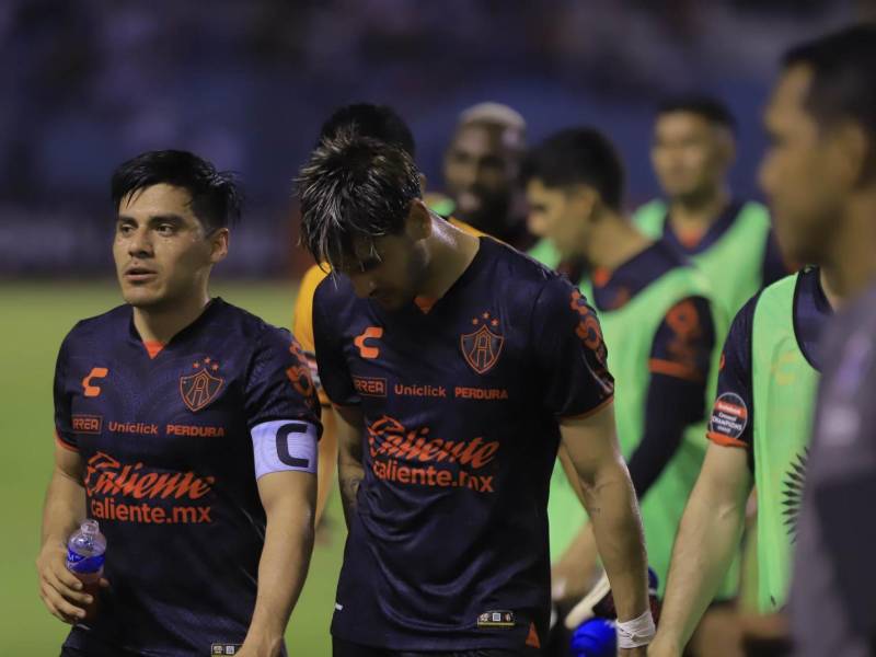 Aldo Rocha (izquierda) y sus compañeros del Atlas salieron cabizbajos..