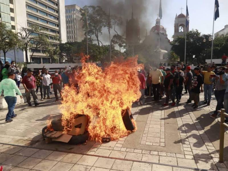 Un verdadero caos está viviéndose en el centro de San Pedro Sula luego de que vendedores ambulantes protestaran contra las autoridades de la ciudad.