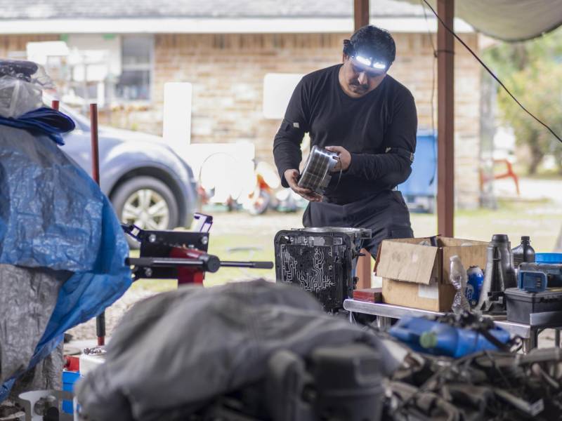 Gelasio Velázquez Saldierna, mecánico automotriz y natural de San Luis Potosí (México), trabaja en el taller informal que tiene en su domicilio el 2 de diciembre de 2023, en Houston, Texas (Estados Unidos).
