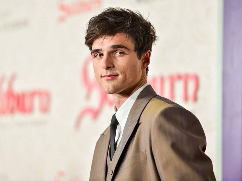 The Kissing Booth o El Stand de los besos lo catapultó a la fama, pero ahora el famoso actor australiano reniega de sus orígenes televisivos, no sin antes recibir el rechazo de los fans de la saga. Su ex compañero de reparto, Taylor Zakhar Pérez, hasta el momento es el único que ha reaccionado a las declaraciones de Jacob publicadas en la revista GQ.