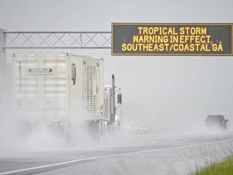 Debby avanza como tormenta tropical sobre Georgia dejando fuertes lluvias y vientos.