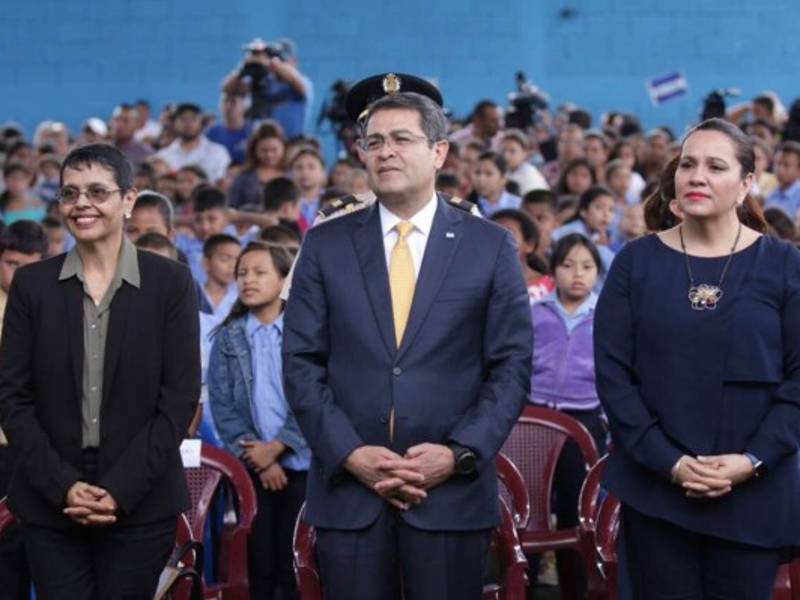 La nueva Secretaria de Educación, Rutilia Calderón, junto al mandatario Juan O. Hernández y la Primera Dama, Ana de Hernández.