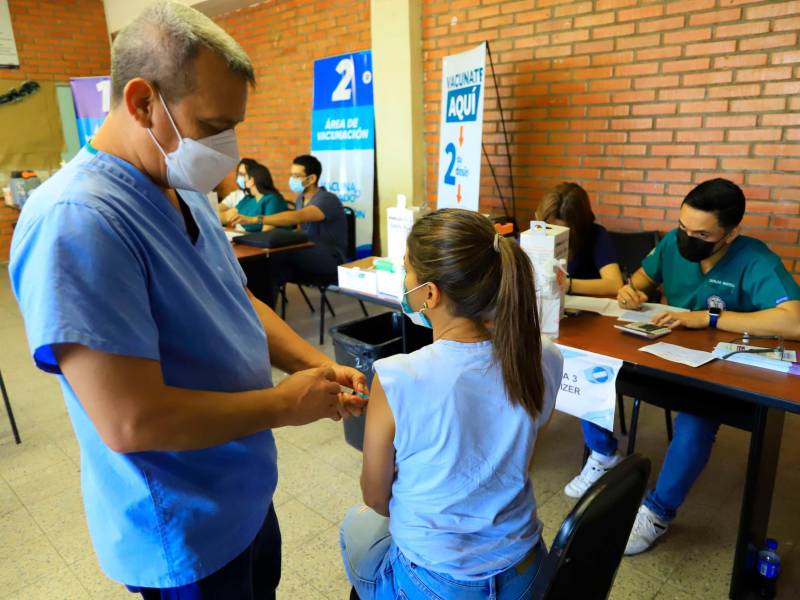 Horario. En la Universidad Católica se vacuna de 8:00 am a 8:00 pm de lunes a viernes. Foto: Melvin Cubas