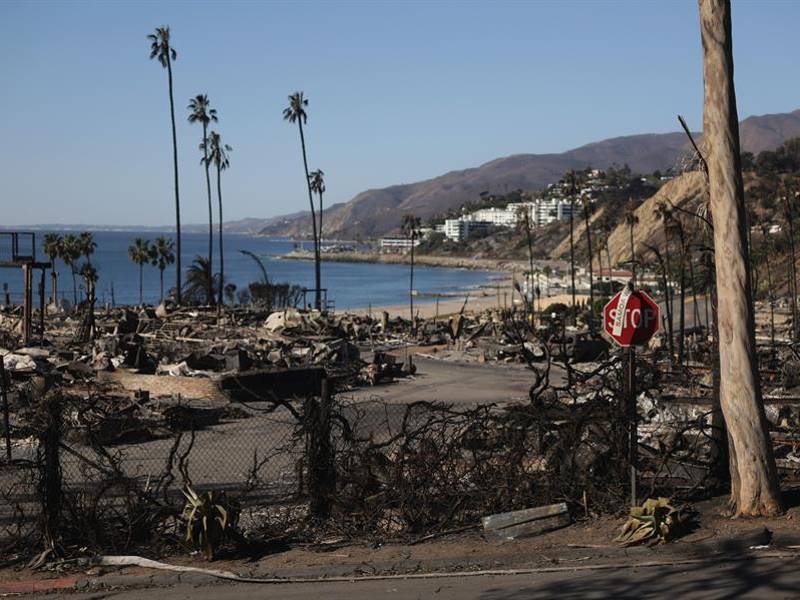 Pacific Palisades, la zona cero de la ola de fuegos más devastadores de la historia de Los Ángeles, ha reducido a cenizas calles enteras, vehículos, mansiones millonarias y la vida que atesoraban miles de familias de un barrio acaudalado que ha pasado de representar un idílico estilo de vida americano a una zona de guerra.