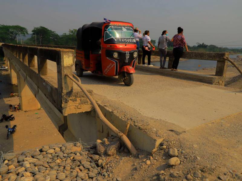 <b><span class=mln_uppercase_mln>Hasta cuando una mototaxi pasa tiembla el puente a San Antonio de Majada, Petoa.</span></b>