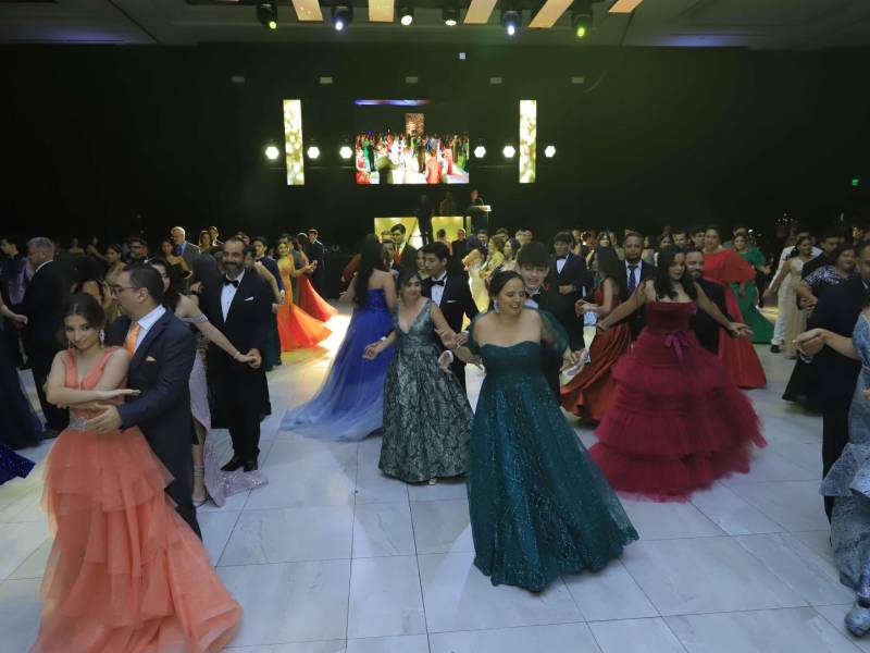 Padres de familia bailaron con sus hijos en una memorable presentación.
