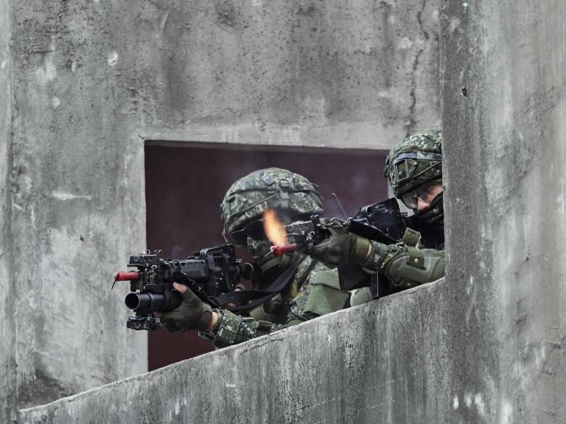 Taiwanese soldiers take part in a demonstration at an army base in Kaohsiung on January 6, 2022. (Photo by Sam Yeh / AFP)