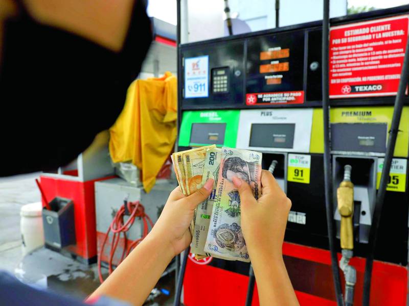 La regular es el único combustible que bajará un lempira esta semana. Foto Melvin Cubas
