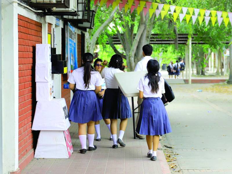 Estudiantes de la jornada matutina del José Trinidad Reyes de San Pedro Sula. Foto: Melvin Cubas.