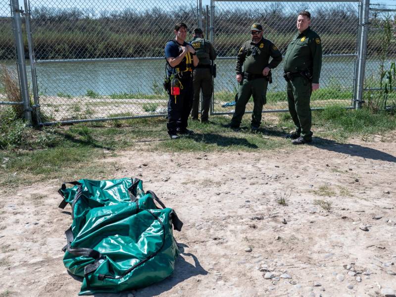Bomberos de Eagle Pass recuperan el cuerpo de un migrante que se ahogó al intentar cruzar el río Bravo.