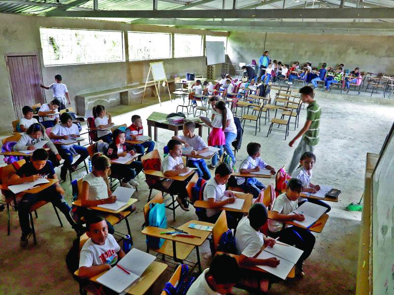 En la escuela Oswaldo López Arellano hacen falta aulas, por lo que alumnos de tres grados reciben clases en el centro comunal.