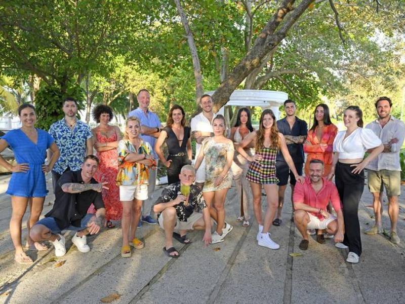 El jueves 7 de marzo se estrenó la nueva temporada de “Supervivientes”, 17 concursantes se enfrentaron ya al primer desafío de la competición: una carrera sobre barro.Tras su primer contacto con la isla, Laura Madrueño, host oficial, dividió a los participantes en dos equipos. Jorge Javier Vázquez fue el maestro de ceremonias.En la foto, todos los participantes antes de emprender su nueva aventura en el caribe hondureño.