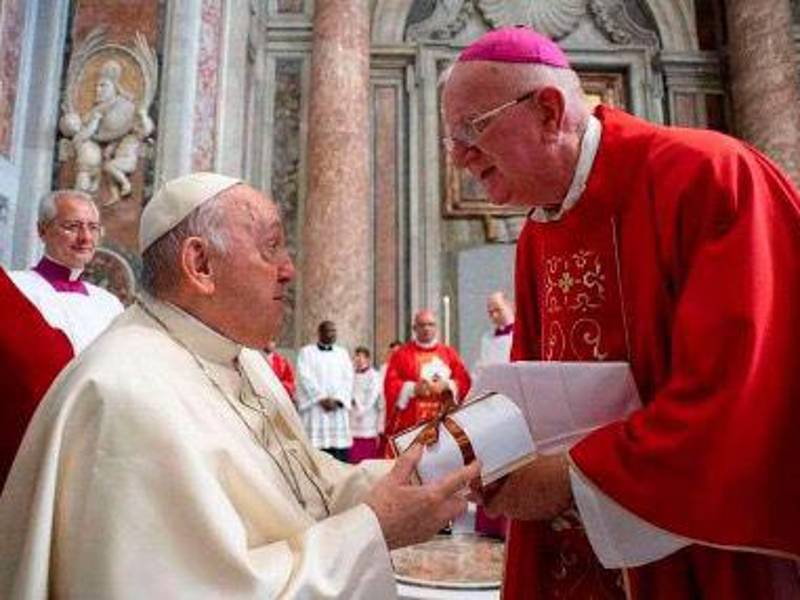 <b>Monseñor Miguel Lenihan</b> fue recibido en el <b>Vaticano por el papa Francisco.</b>