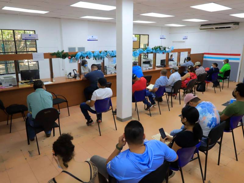 <b><span class=mln_uppercase_mln>Trámite.</span></b> La oficina del IP en el edificio de Zizima recibe más de 400 personas al día.<span class=mln_uppercase_mln> Foto: Melvin Cubas.</span>