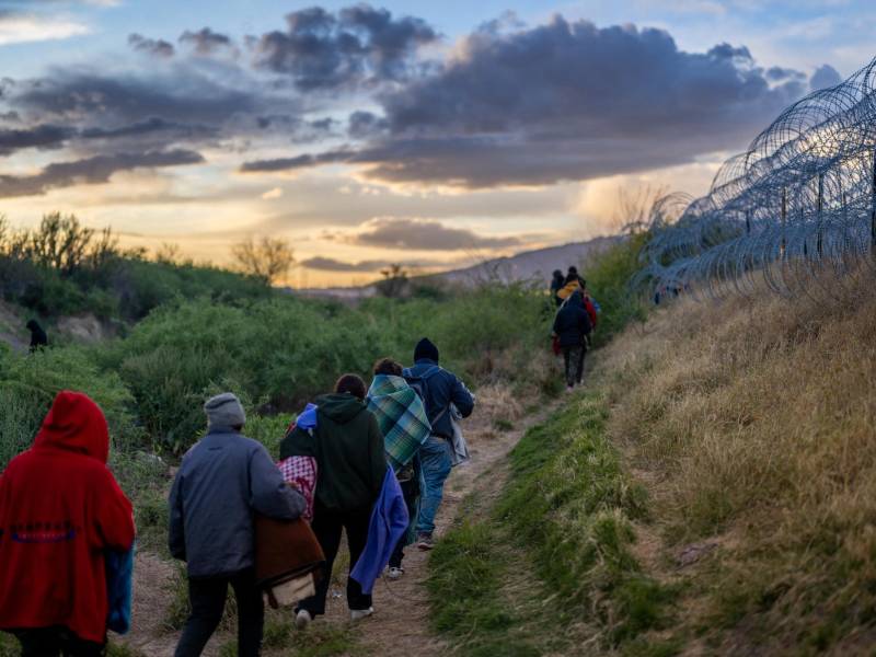 Migrantes buscan ingresar a las fronteras de Estados Unidos en Texas.