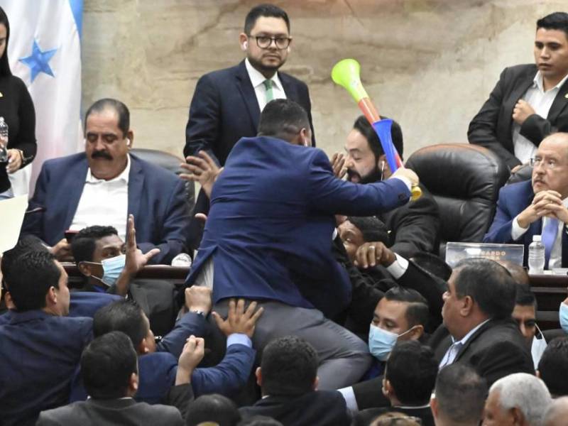 Diputados del Partido Nacional realizan insurrección legislativa durante una sesión en el Congreso Nacional de Honduras.