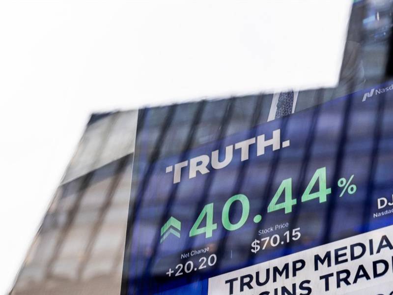 Una pantalla muestra el precio de las acciones de Trump Media el 26 de marzo, su primer día de cotizar en Nasdaq.