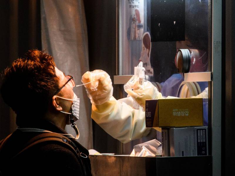 ¿Cómo se llama la nueva variante de Covid? El ministro de Sanidad de Sudáfrica, Joe Phaahla, informó esta semana que los científicos de la Red de Vigilancia Genómica del país descubrieron una nueva variante de covid-19, denomina B.1.1.529. Según la Organización Mundial de la Salud (OMS) está calificada como “variante bajo vigilancia”.