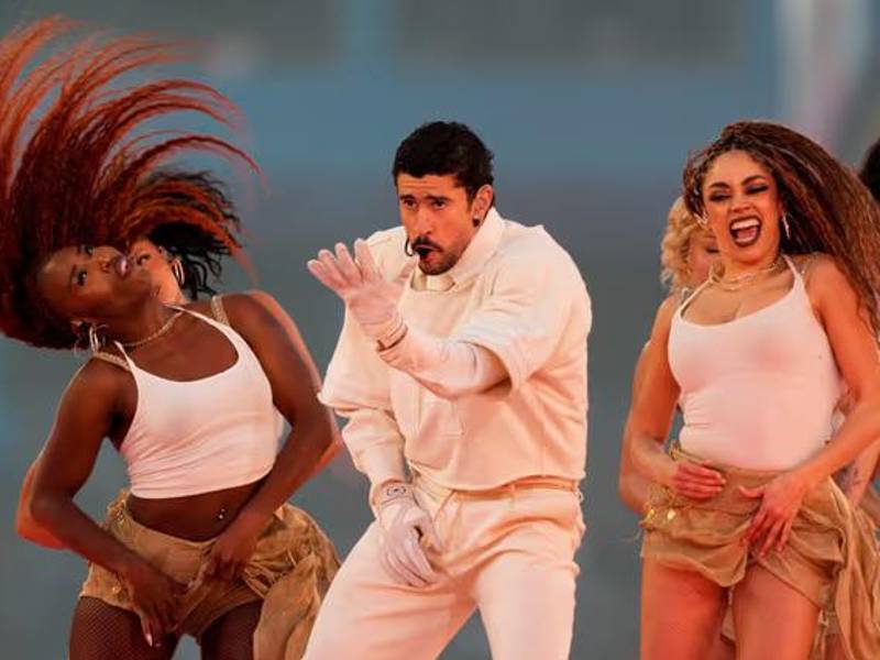 Bad Bunny está por cumplir 10 años de carrera y los comenzó a celebrar con una gran carga cultural latina en un show de medio tiempo en el Super Bowl LX, un espectáculo de 13 minutos desde el Levi’s Stadium de Santa Clara, California.