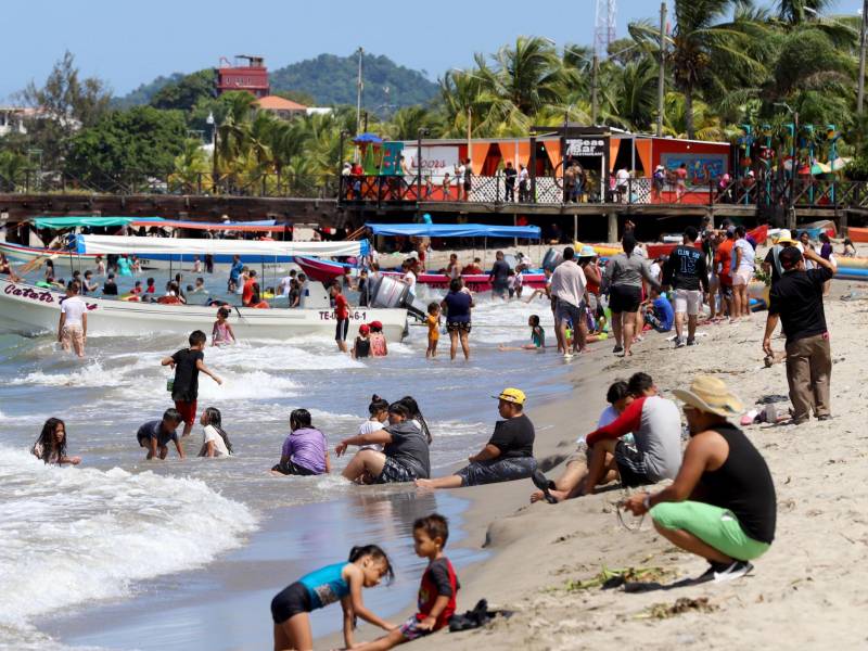 Las playas de Tela son las ms visitadas en Semana Santa, sin embargo los transportistas se quejan por el cobro de mil lempiras por parqueo de los autobuses, fondo que finalmente terminan pagando los viajeros.