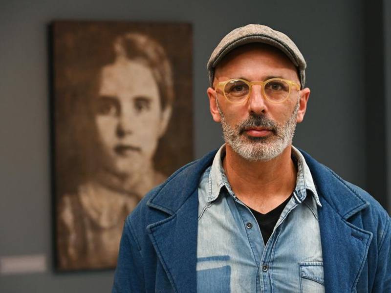 Fotografía del 27 de mayo de 2025 del fotógrafo Federico Ruiz Santesteban posando durante una entrevista con EFE, en el Museo de las Migraciones (MuMi), en Montevideo (Uruguay).