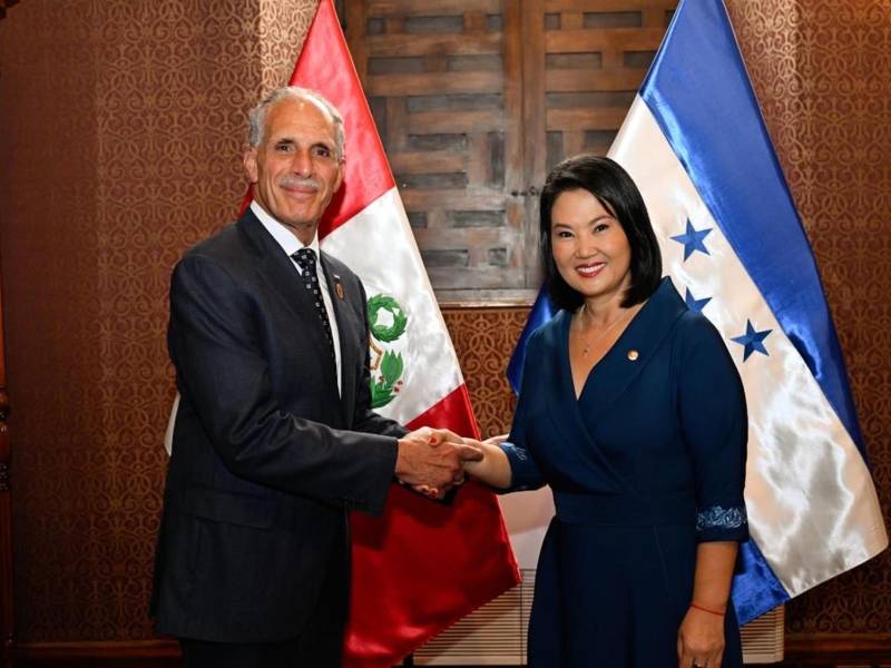 Fotografía que muestra a la presidenta electa de Perú, Keiko Fujimori (d), posando previo a su investidura junto al presidente de Honduras, Nasry Asfura, este martes en el Palacio de Torre Tagle en Lima (Perú). EFE/@CancilleriaPeru.