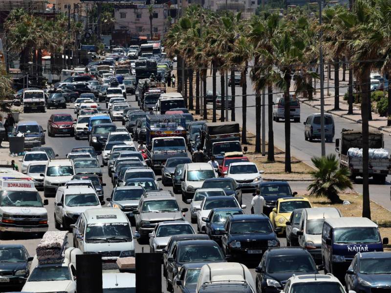 Líbanos con sus pertenencias huyen por la autopista de Sidón hacia Beirut tras los bombardeos israelíes que apuntaron a poblaciones del sur de Líbano, 19 de junio de 2026. (Líbano, Hezbolá) EFE/EPA/WAEL HAMZEH