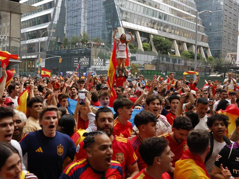 Aficionados de la selección de España se reúnen a un día de la final del Mundial de la FIFA 2026 ante Argentina en Nueva York (Estados Unidos). EFE
