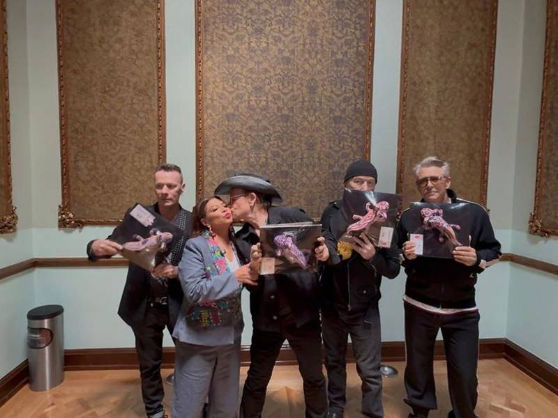 Fotografía cedida por el Gobierno de la Ciudad de México que muestra a la jefa de Gobierno, Clara Brugada, posando junto a los integrantes de la banda de rock irlandesa U2 este miércoles, en Ciudad de México (México).