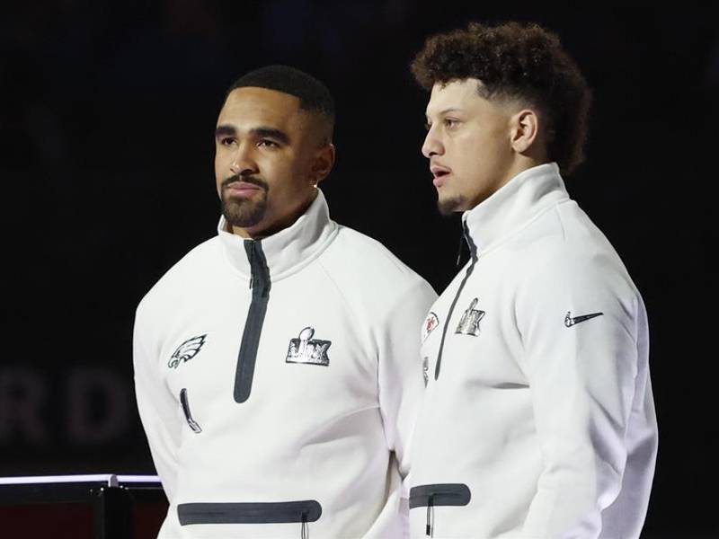 Los quaterbacks de Philadelphia Eagles, Jalen Hurts y Patrick Mahomes, del Kansas City Chiefs.