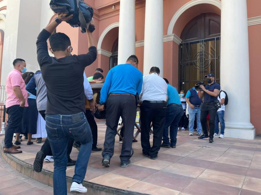 Momento en que el féretro del padre Enrique Vásquez es ingresado a la catedral de San Pedro Sula, donde sus fieles, familiares y amigos cercanos le dan el último adiós. 