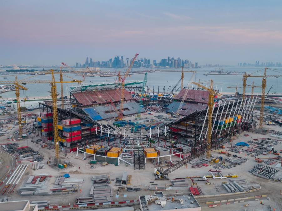 El estadio está situado junto al puerto principal en Doha, capital de Qatar, por eso su diseño está compuesto de contenedores, inspirado en la zona.