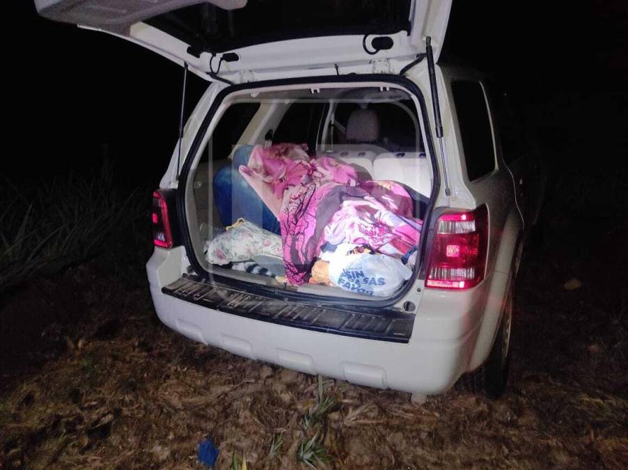 FOTOS: Sicarios asesinaron y dejaron cuerpos de pareja en el baúl de una camioneta en Atlántida