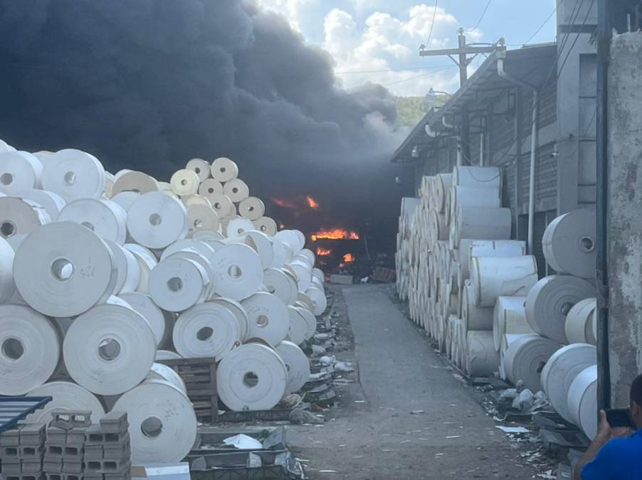 Nube de humo negro cubre Choloma: Imágenes del incendio en empresa de desechables