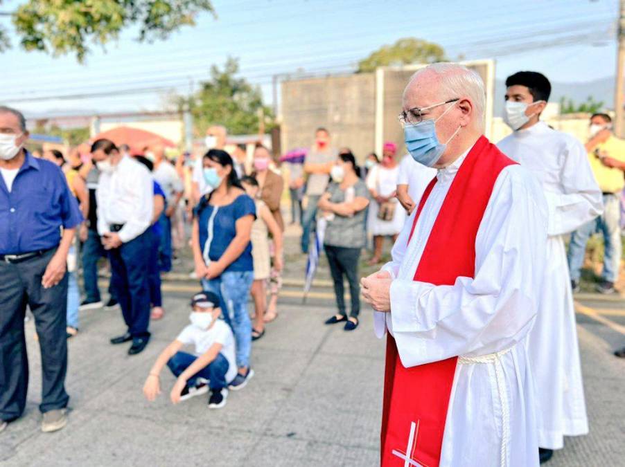 Monseñor Ángel Garachana lideró la procesión del Viacrucis en la capital industrial hondureña. Foto: Radio Luz