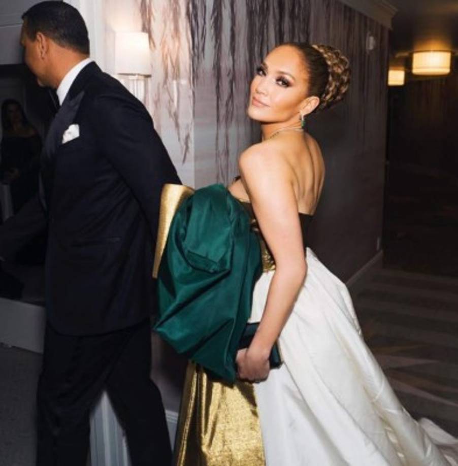 JLo, nacida en EEUU de padres puertorriqueños, es una de las latinas más conocidas en la industria del entretenimiento, mientras que para los anglosajones el nombre de Shakira no les suena, como al comentarista del New York Post Chuck Arnold, quien cree que la colombiana sale sobrando en el show.<br/>