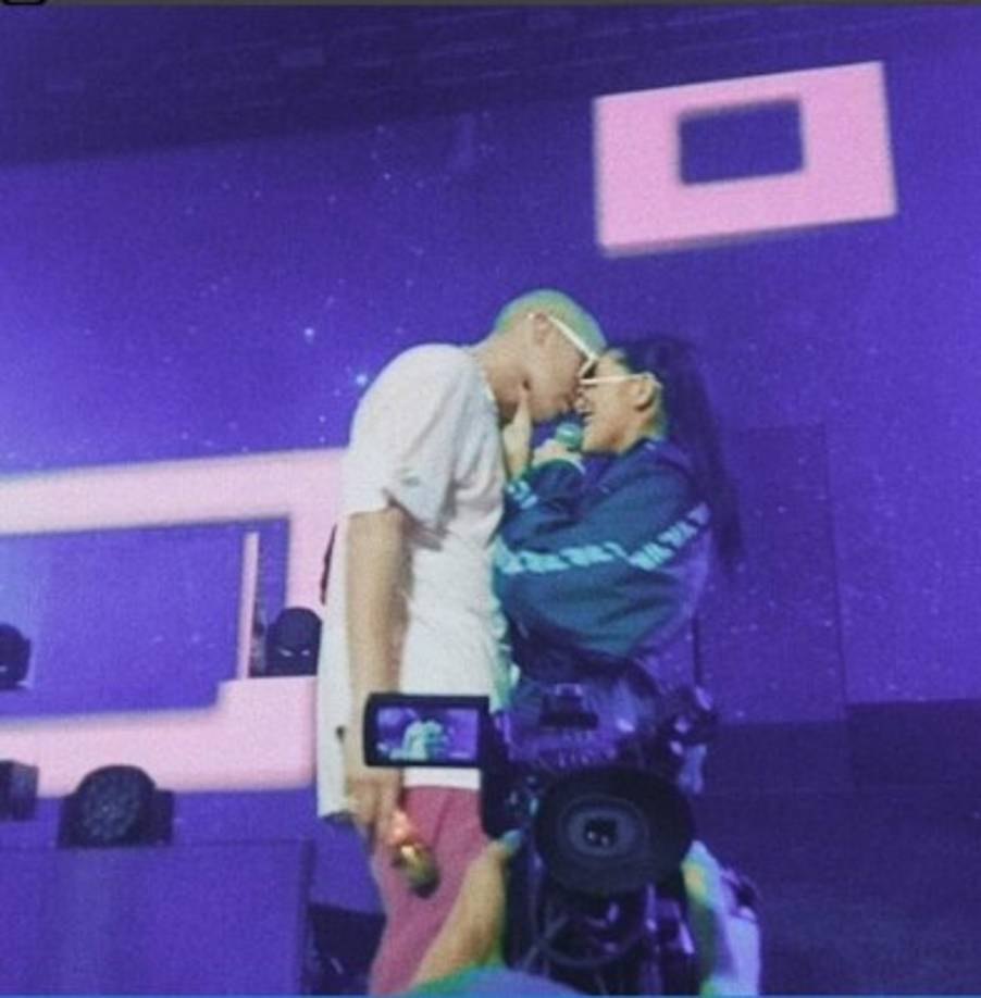 Por medio de sus redes sociales, Bad Bunny subió fotos para promocionar su concierto en Argentina.