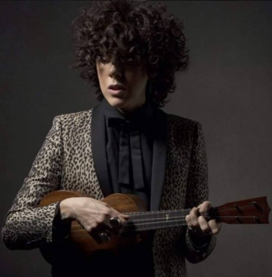 En 2016, el diario español El Mundo, realizó una entrevista a la artista: 'El escribir para otros fue algo bueno, como unas vacaciones, para volver a mí misma con una visión clara de lo que quería empezar a producir por mi cuenta'.