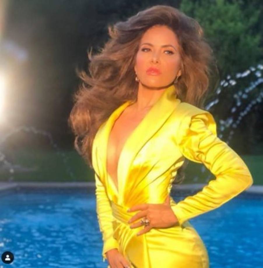 Sin embargo, a finales de los 90s, Gloria pasó de ser la estrella juvenil del momento a la más buscada por la justicia. La intérprete y su mánager y pareja sentimental Sergio Andrade había sido acusados por una de sus coristas de llevar un clan de prostitución y corrupción de menores. <br/><br/>