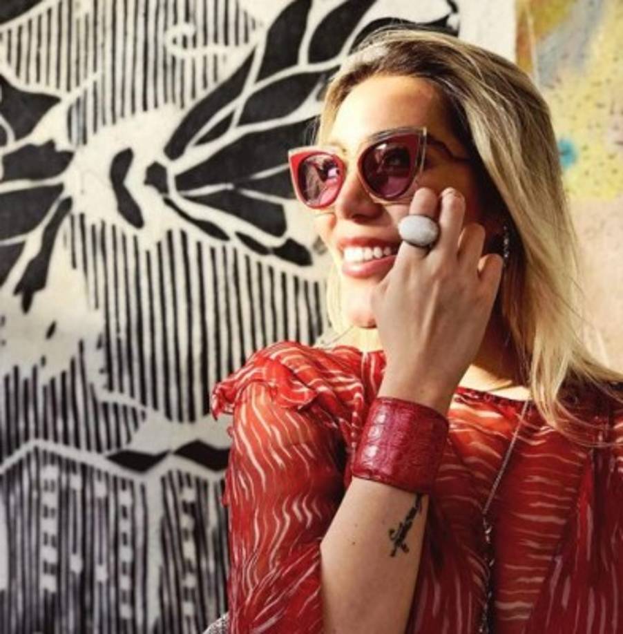 “Aquí está mi perla. Lo que merezco, caray. Así como las almeja que transforman toda la mierda que les llega y de todo esa mierda hacen una perla”, agregó la guapa joven en su publicación, en donde aparece ella y el misterioso galán comiéndose a besos.<br/><br/>