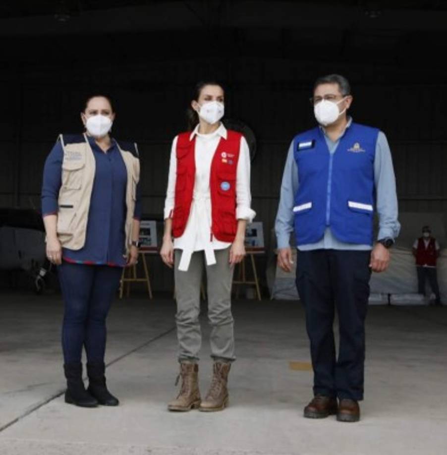 La reina optó por un maquillaje natural y ató su cabello para el recorrido por las zonas devastadas por los huracanes Eta y Iota.<br/><br/>Letizia se trasladó hasta San Pedro Sula por carretera. En esta ciudad se reunió con representantes de ong que atienden a las personas afectadas por Eta y Iota.<br/><br/>A las 9:00 se trasladó a la base aérea Armando Escalón para hacer la entrega formal de 120 toneladas de ayuda humanitaria, la cual fue recibida por la pareja presidencial, Juan Orlando Hernández y Ana García.