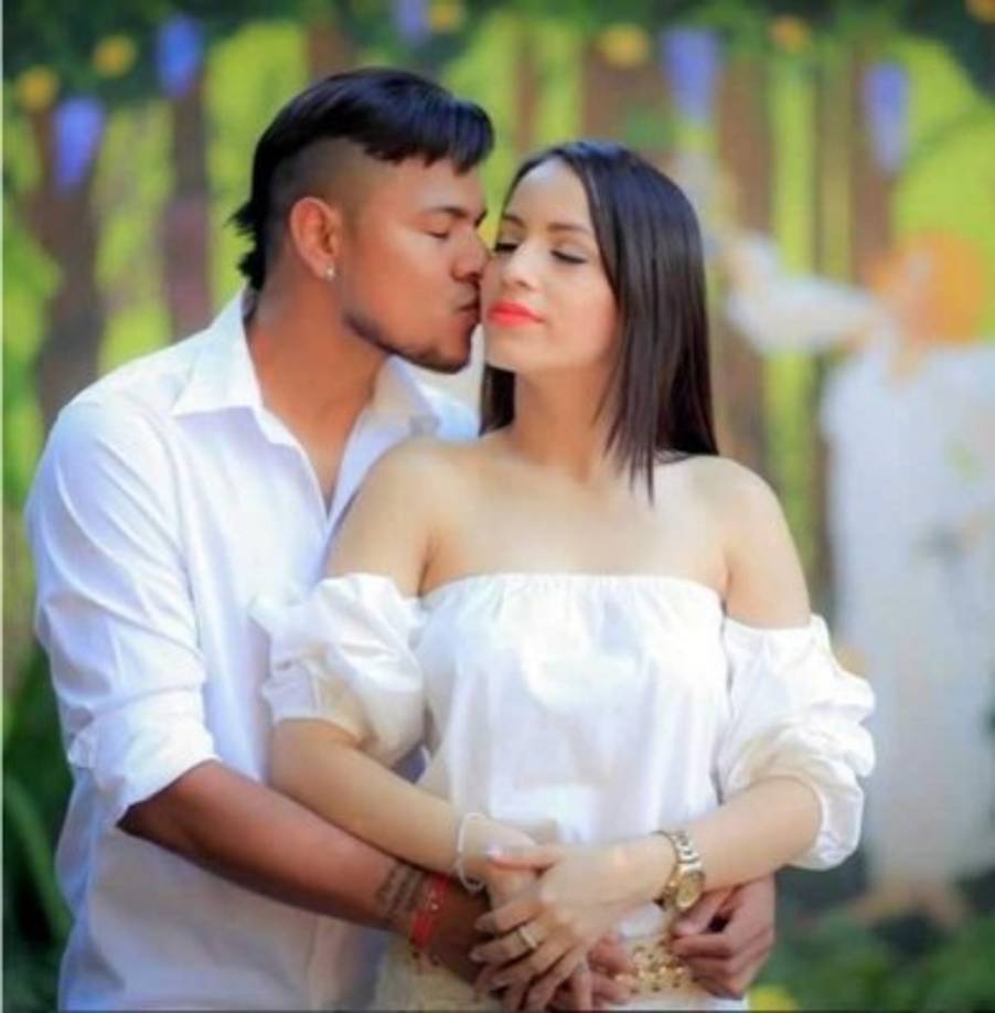 Erika Cabrera es la esposa del centrocampista hondureño Mario Martínez. Están casados y tienen un hijo.