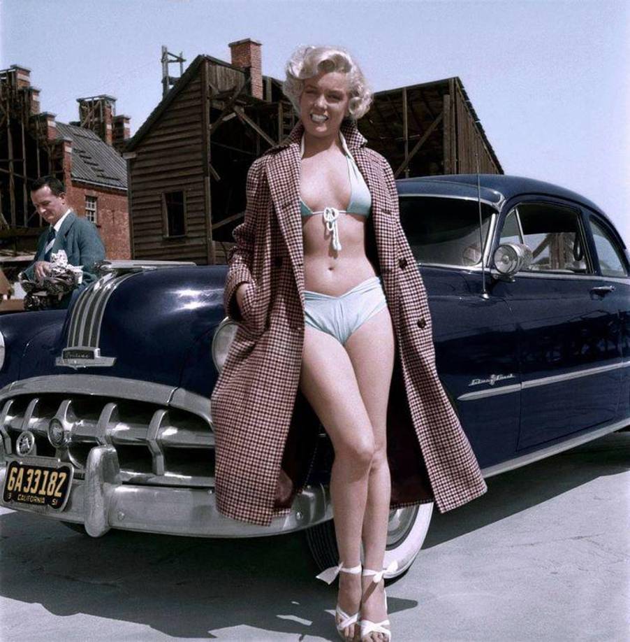 Personajes como Brigitte Bardot, Mariylin Monroe, Ursula Andress, Ava Gardner, Esther Williams, Raquel Welch, Joan Collins o Rita Hayworth fueron algunas de las mujeres que se atrevieron a lucirlo a finales de los años 40 y en la década de los 50.